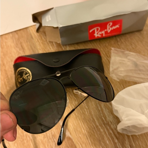 Ray-Ban Black Aviator Sunglasses - Picture 1 of 2